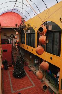 een kamer met een kerstboom en potten en pannen bij Hotel Doña Alicia in Oaxaca City