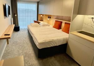 sypialnia z dużym łóżkiem w pokoju w obiekcie Wilanów Residence Apartments w Warszawie