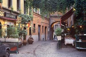ローマにあるVelvet Trastevere Apartmentのテーブルと椅子のある路地