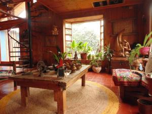 una sala de estar con una mesa con plantas. en Maipo River House: los Jardines del Maipo, en San Antonio
