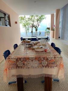 uma mesa num quarto com uma toalha de mesa em Hostel Salvador Orquídeas em Salvador