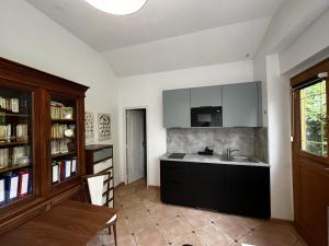 een keuken met een wastafel en een aanrecht bij Charming independent guest house - Grand studio avec terrasse et jardin in Saint-Maur-des-Fossés