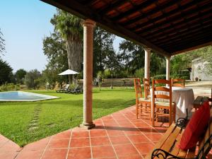 un patio con mesa, sillas y piscina en Fantástica Casa de Campo com Piscina perto de Lisboa, en Santarém