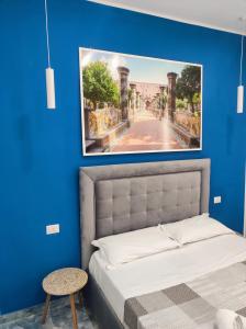 Posteľ alebo postele v izbe v ubytovaní Attico Central Station Napoli