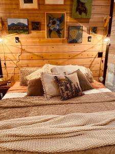 uma cama num quarto com uma parede de madeira em The Eagle's Roost em Port Angeles