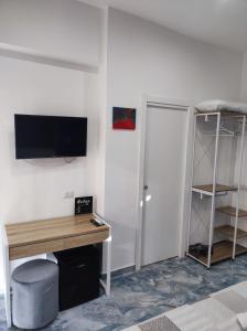 Televízia a/alebo spoločenská miestnosť v ubytovaní Attico Central Station Napoli