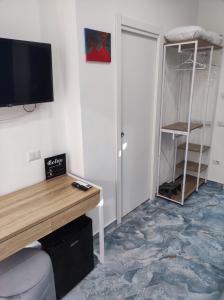 Televízia a/alebo spoločenská miestnosť v ubytovaní Attico Central Station Napoli