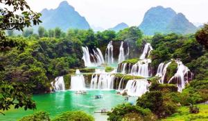 um grupo de cachoeiras em um rio com pessoas nele em Khách sạn Hoàng Trang em Cao Bang