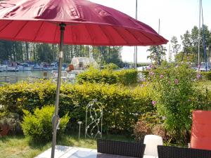 Ein Garten an der Unterkunft Kapitänsresidenz - Haus direkt am Wasser