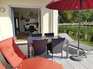 Ein Balkon oder eine Terrasse in der Unterkunft Kapitänsresidenz - Haus direkt am Wasser