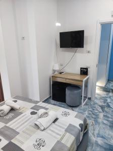 Televízia a/alebo spoločenská miestnosť v ubytovaní Attico Central Station Napoli