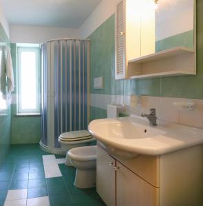 a bathroom with a sink and a toilet at Vele del Pizzo - piscina in Gallipoli