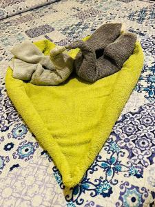 AureliaにあるLittle America House Borgata Aurelia Civitavecchiaのぬいぐるみが2つ乗った黄色いタオル