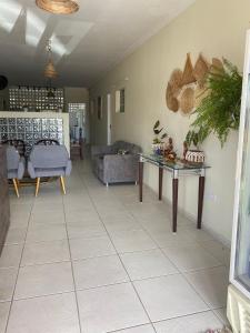 ein Wohnzimmer mit einem Sofa und einem Tisch in der Unterkunft Bom Sossego Pousada DG in Delmiro Gouveia