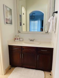 uma casa de banho com um lavatório e um espelho em Beautiful Private Casita/Guesthouse w/ Kitchen, Access to Pool/Spa em Goodyear