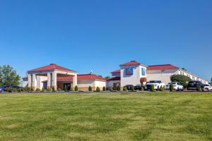 un grand bâtiment avec des voitures garées devant lui dans l'établissement Motel 6-Shepherdsville, KY Louisville South, à Shepherdsville