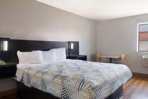 1 dormitorio con cama, ventana y mesa en Motel 6-Shepherdsville, KY Louisville South, en Shepherdsville