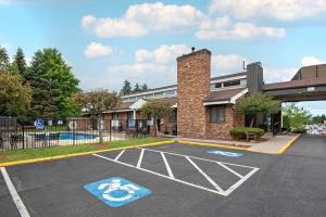 un estacionamiento frente a un edificio en Best Western University Inn, en Ithaca