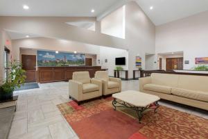 un vestíbulo con dos sofás y una sala de espera en Best Western University Inn en Ithaca