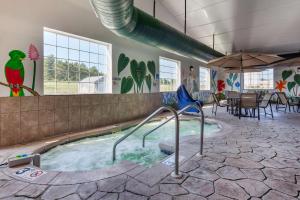 Piscina de la sau aproape de Best Western PLUS Sparta Trail Lodge