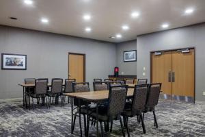 Zona de afaceri și/sau sala de conferințe de la Best Western PLUS Sparta Trail Lodge +31 fotografii