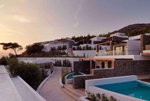 Bazén v ubytování Wyndham Loutraki Poseidon Resort nebo v jeho okolí