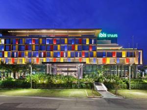 un edificio con ventanas coloridas en el lateral. en ibis Styles Batam Nagoya en Nagoya