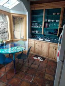 una cocina con mesa de cristal y sillas. en Boho hip bungalow in Old Bisbee en Bisbee