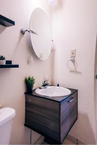 La salle de bains est pourvue d'un lavabo et d'un miroir mural. dans l'établissement Casa Del Mar !!! Ocean front villa, à Aguada