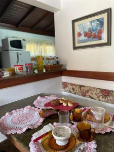 una encimera de cocina con una mesa con comida. en Chalés Villa Bella, en Florianópolis