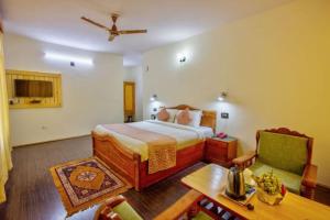 Giường trong phòng chung tại Ayushman Hotels