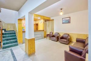 Khu vực ghế ngồi tại Ayushman Hotels