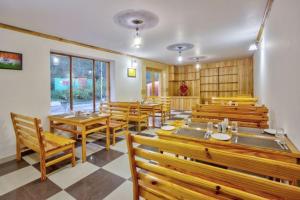 Khu vực ghế ngồi tại Ayushman Hotels