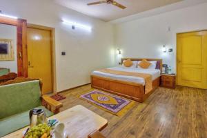 Giường trong phòng chung tại Ayushman Hotels