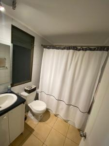 CASA AGRADABLE في سانتياغو: حمام مع ستارة دش بيضاء ومرحاض