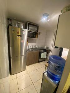 eine Küche mit einem Kühlschrank aus Edelstahl in der Unterkunft CASA AGRADABLE in Santiago