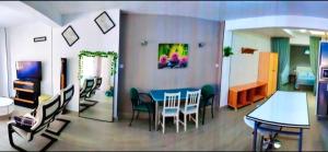 a living room with a dining room table and chairs at Loft CENTRO Con Parking privado GRATIS in Talavera de la Reina