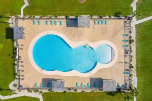 een luchtzicht op een zwembad in een resort bij Surf Condos in Surf City