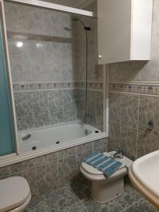 uma casa de banho com uma banheira, um WC e um lavatório. em La Casassa em Les Coves de Vinroma