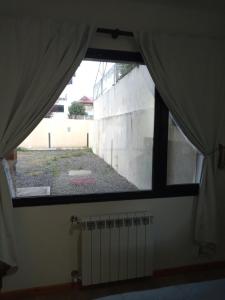 Cette chambre offre une vue sur une fenêtre. dans l'établissement Departamento luminoso PB, à San Martín de los Andes