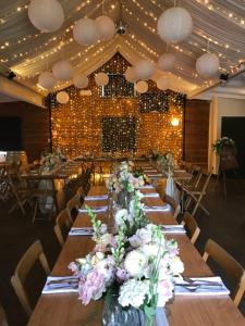 un lungo tavolo in legno con fiori in una stanza di Bridgehouse Lodge a Warkworth
