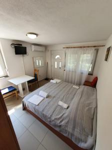 Postel nebo postele na pokoji v ubytování Apartments and rooms by the sea Rovanjska, Paklenica - 14732