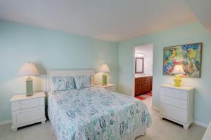 Un dormitorio con una cama y dos mesitas de noche con lámparas. en El Matador 126 - Beautiful palm trees and ocean views! Close to all amenities of El Matador, en Fort Walton Beach 24 fotos más