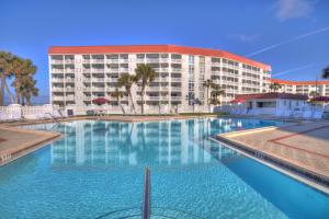 uma grande piscina em frente a um hotel em El Matador 144 - Centrally located with a view of the Gulf em Fort Walton Beach