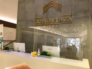 un vestíbulo de hotel con un cartel para el Grand Plaza Hotel en Grand Plaza Hotel en Tumon