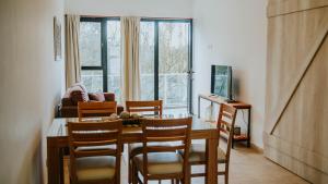 a living room with a dining room table and chairs at Vista del Piltri in El Bolsón