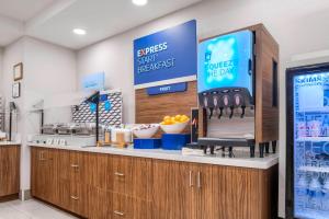 Holiday Inn Express & Suites Macon - I-475 by IHG的厨房或小厨房