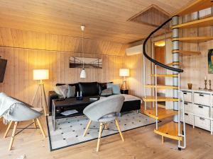 Cette chambre comprend un lit, un bureau et des chaises. dans l'établissement 5 person holiday home in Fr rup, à Tårup