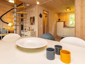 - une cuisine avec une table et une plaque blanche dans l'établissement 5 person holiday home in Fr rup, à Tårup