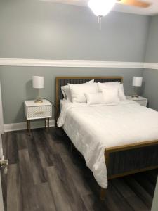 um quarto com uma cama grande e duas mesas de cabeceira em 2 Bedrooms Vacation Home em Tampa